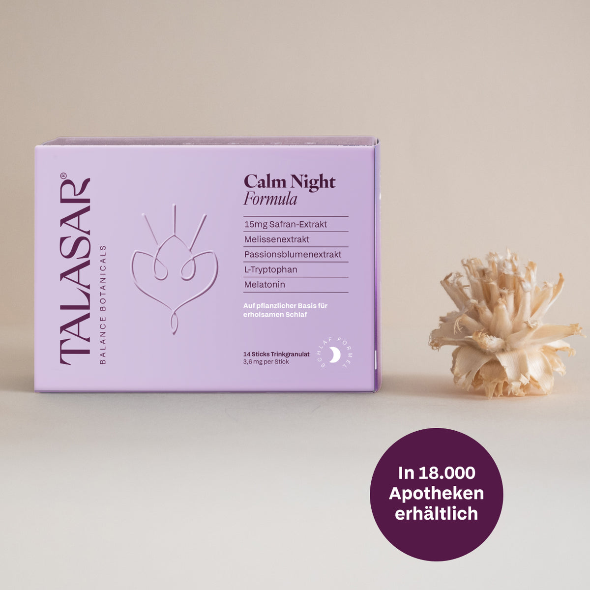TALASAR Calm Night Packung mit 14 Stick Trinkgranulat neben getrockneter Blüte, in 18.000 Apotheken erhältlich
