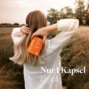 Frau im Abendlicht mit TALASAR Balanced Day Packung, Anwendung nur 1 Kapsel täglich