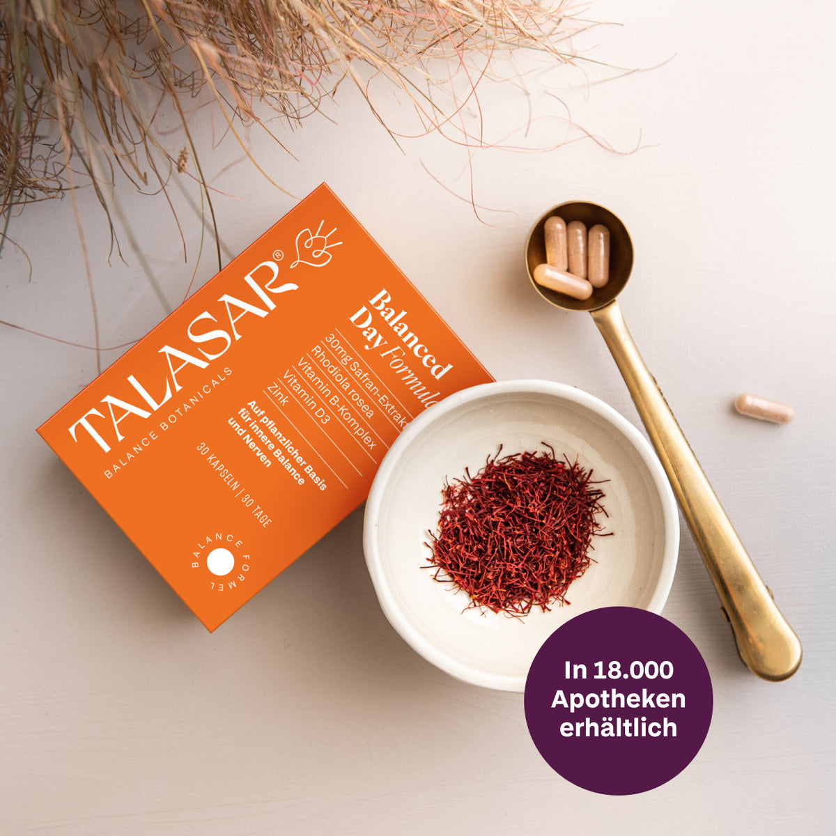 TALASAR Balanced Day Packung mit 30 Kapseln neben einer Schale Safranfäden und Goldlöffel, in 18.000 Apotheken erhältlich