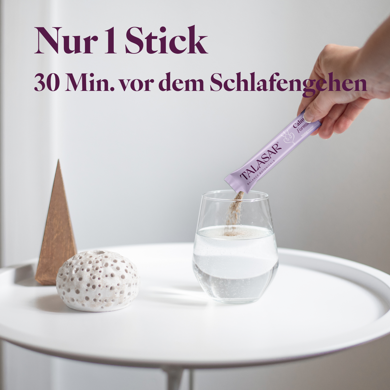 TALASAR Calm Night Stick wird in ein Glas Wasser eingerührt, Anwendung 30 Minuten vor dem Schlafengehen